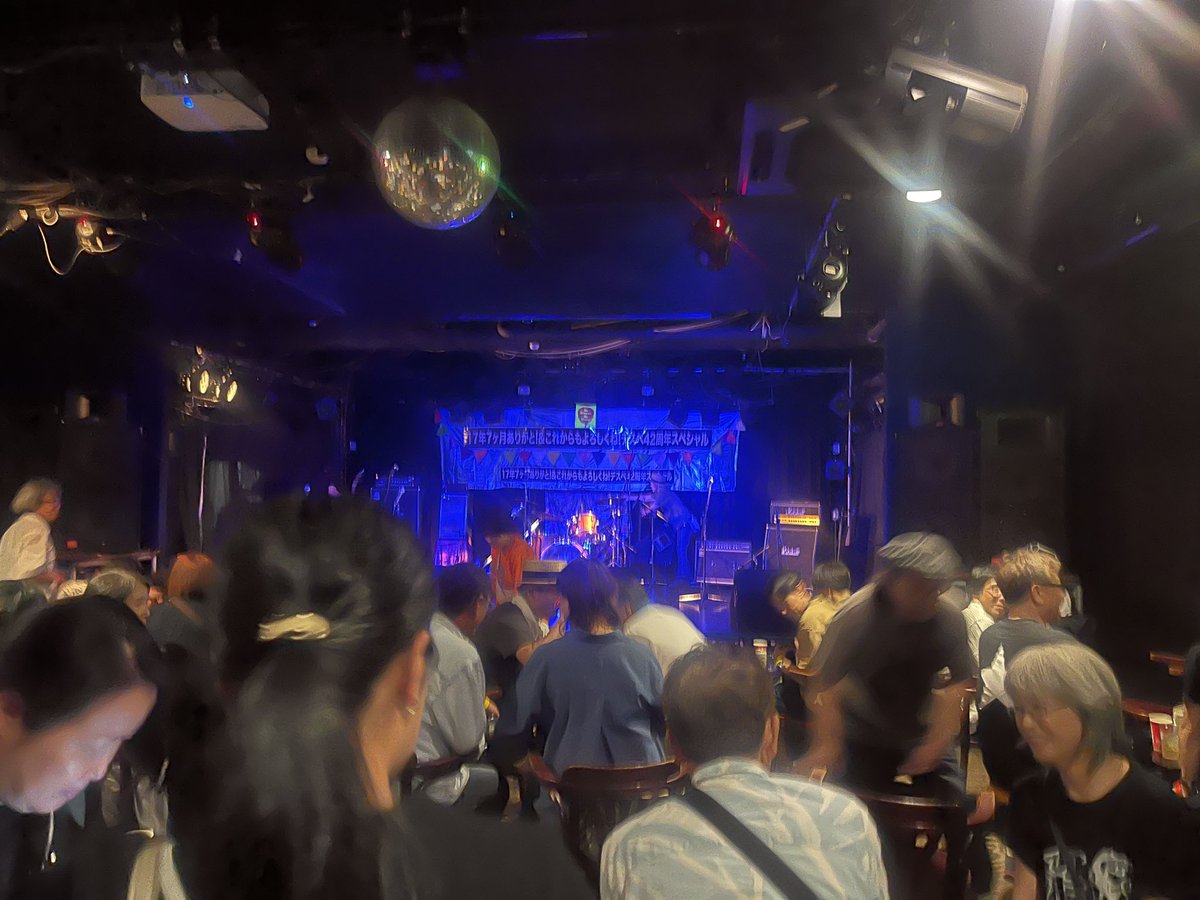 初めてCDをリリースしてから20年。
リリースイベントさせてもらったライブハウスの最後のライブ。

同じ時代に活動してたバンドがまだまだ現役で活動してたり、色々込み上げるものがありました。

来年こそは…といいつつもう何年が経ったかな。

久しぶりに「みさき」と呼ばれる空間にいた。