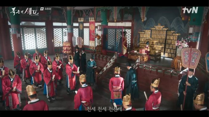 JoyInterest001's tweet photo. Ugh I feel so sad for lee heon😭.
Even when he's no longer a tyrant, he's gonna be known as one. #BonAppetitYourMajestyEp12 #BonAppetitYourMajesty #Limyoona #LeeChaeMi https://t.co/L4jCZ55OdU