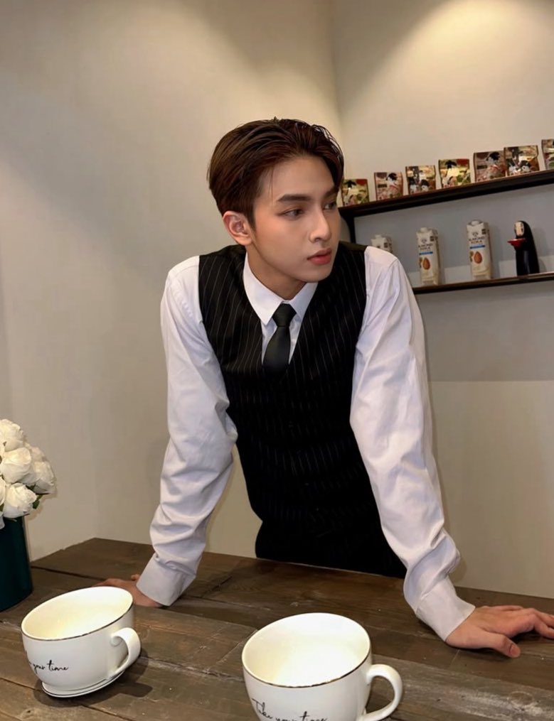kurovix's tweet photo. Category is, Can you serve? He’s serving,,, literally. https://t.co/AkvXFxLCrF