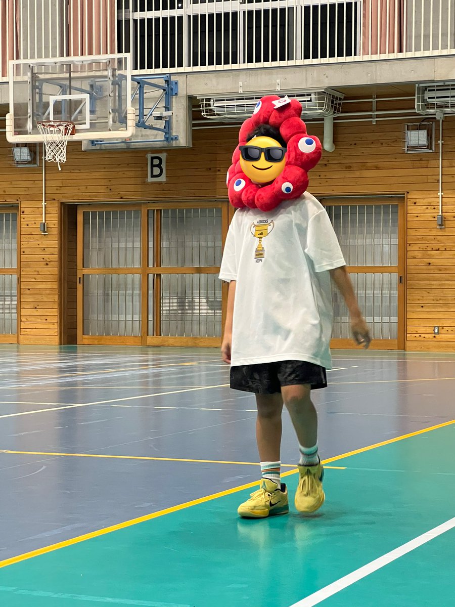 定期的にお邪魔させてもらってる大人バスケサークルでこんなんなってました笑
（プレイ中は外してます🤣）