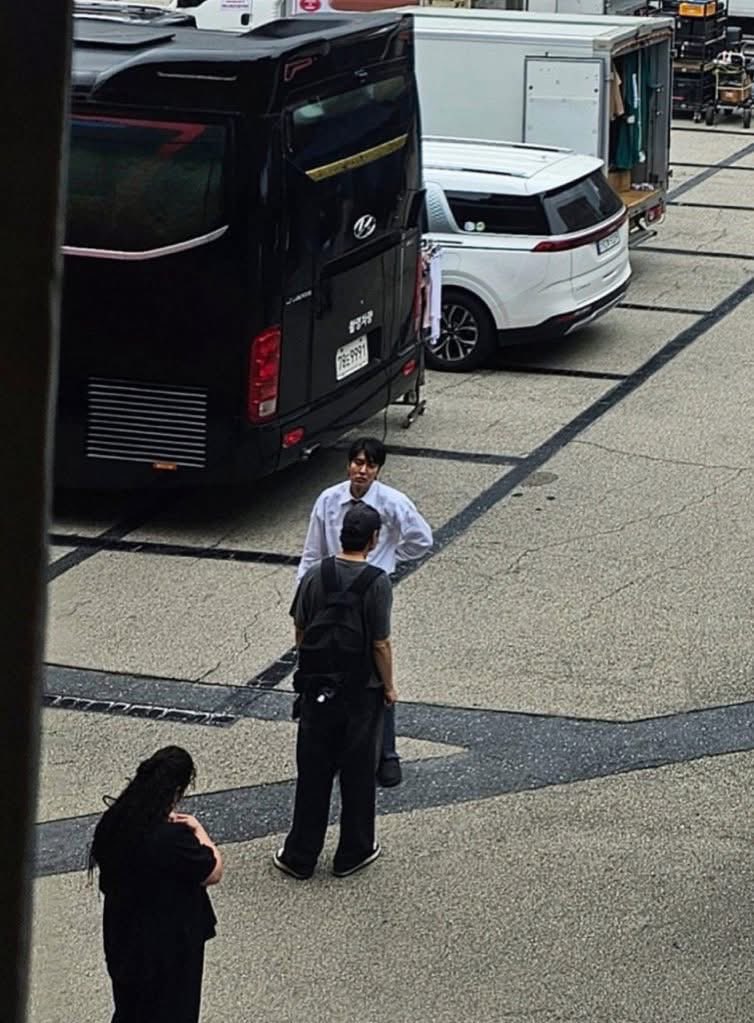 Unmistakable. 
Even from a distance.

#LeeMinho shooting for #Assasins 

CTTO