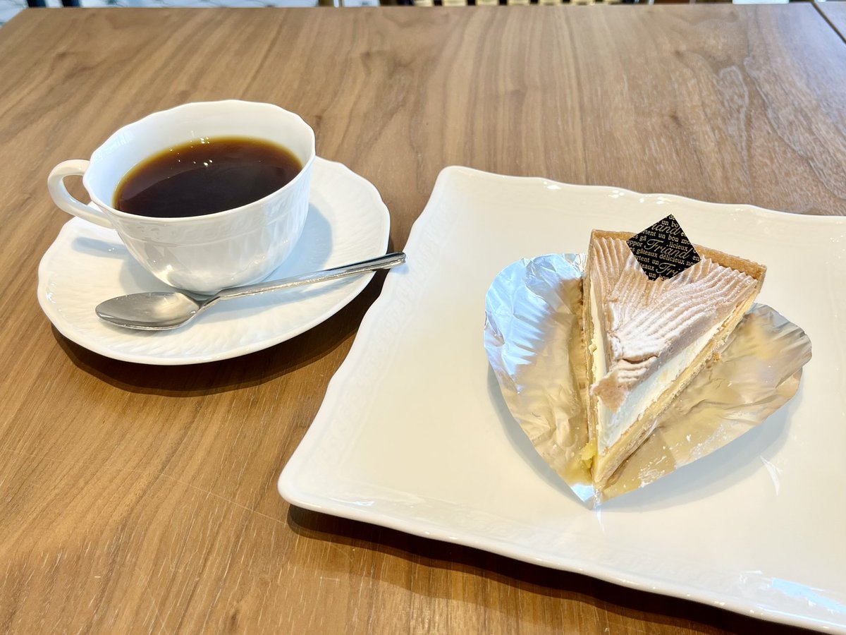 "Journey's Log"

昨晩は武道で己と対峙｡

迎えた暁､走り空見れば昇りゆく龍。

魂の昂ぶりと未来への予感｡

心を鎮めに馴染みのカフェへ。

酸味効いた珈琲と甘いタルト。

心の道標を整える時間。

旅はいいですね。

立ち止まることでも道が見えるから。

#武道 #朝ラン #飛龍 #カフェ #観光