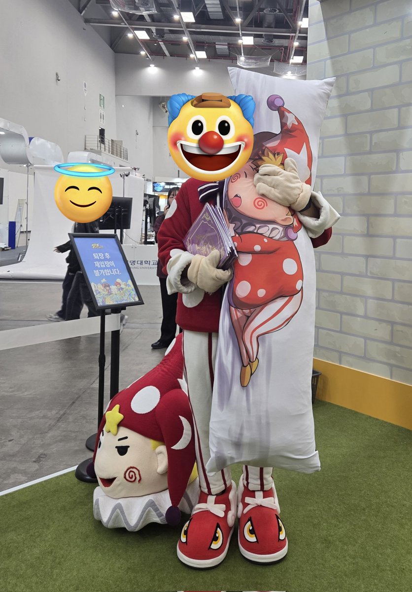 앤솔로지 10권, 엽서세트는 5세트 제작진께 전달 드렸으며 또 한가지 비밀리에 준비한 물건이 있었는데요...바로 저희 부스 인포 마지막에 있던 히든 항목,  160cm(대략) 다키마쿠라 입니다~~~!!!! 재준피디님께 직접 전달 드렸고 뒷면은......나중에 공식이 올려주시면 확인해보시길.