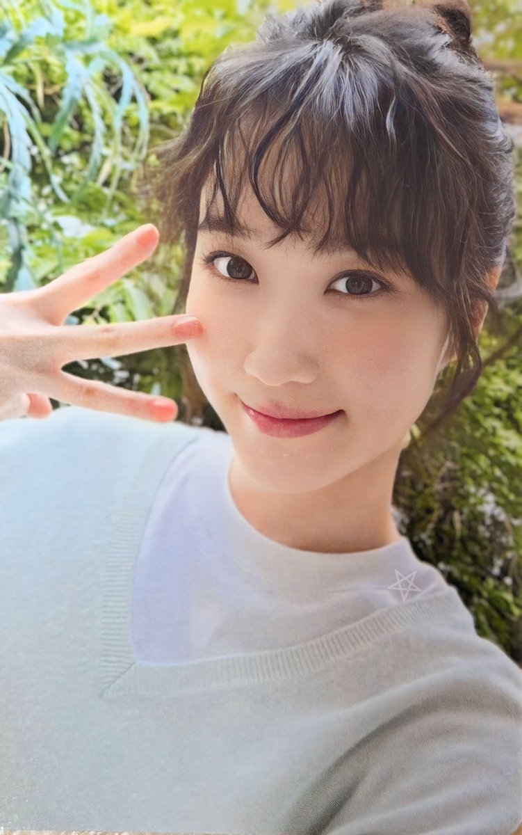 Eunbin celebrating that she’s 3 days old 🥹