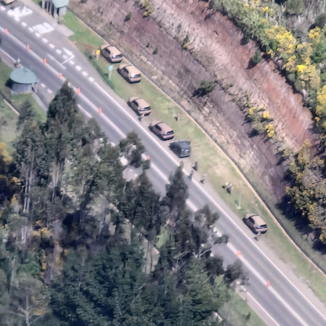 Nuestros efectivos continúan efectuando patrullajes por las distintas rutas y puntos de la Macrozona Sur, con la finalidad de brindar seguridad a la población y dar cumplimiento al Estado de Excepción Constitucional vigente en la zona. #Araucanía #JDN