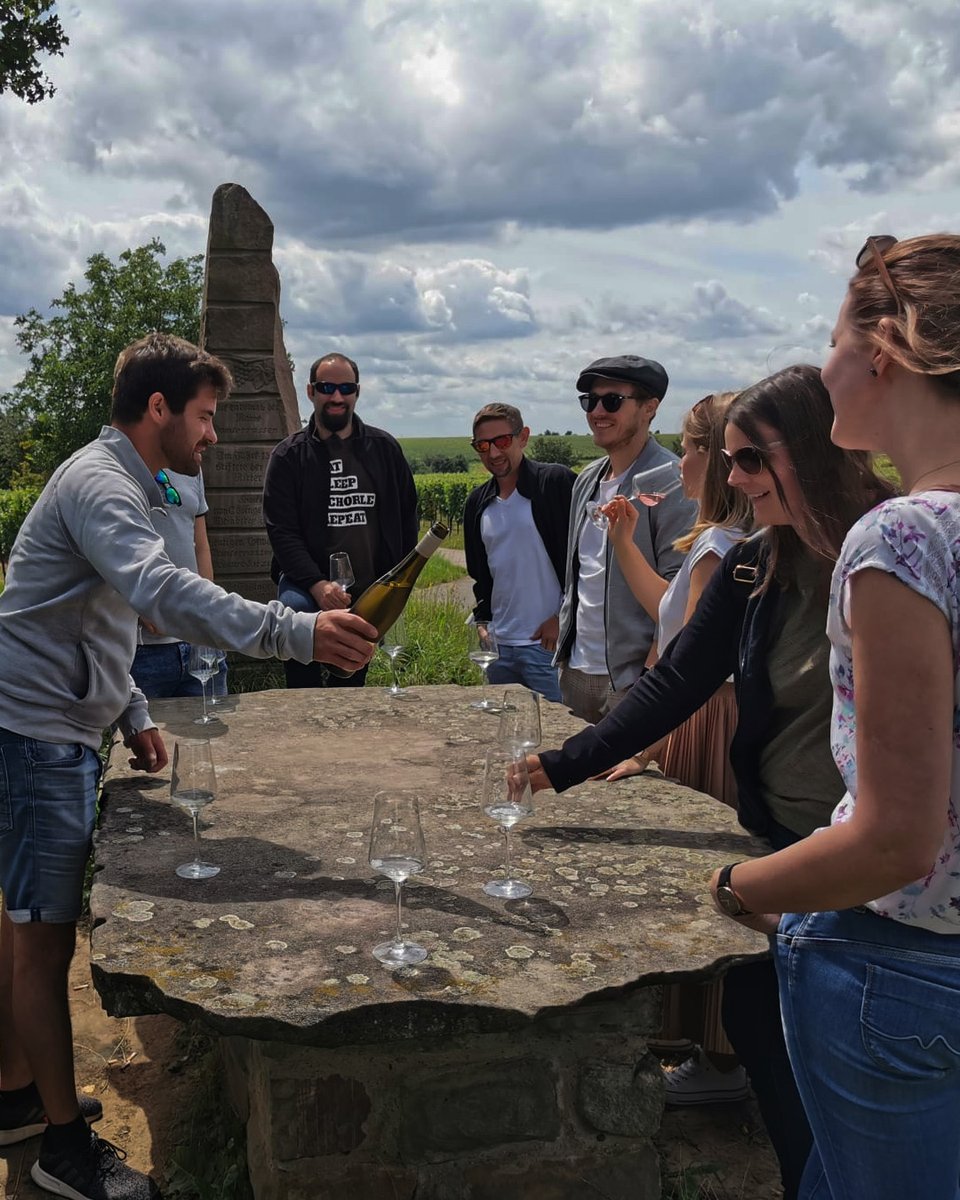 Was gibt es schöneres als eine Weinprobe unter Freunden. Die schöne Südpfalz genießen und dabei ein Gläschen Wein. Solltet ihr auch Lust auf eine Weinprobe haben, sprecht uns gerne darauf an.