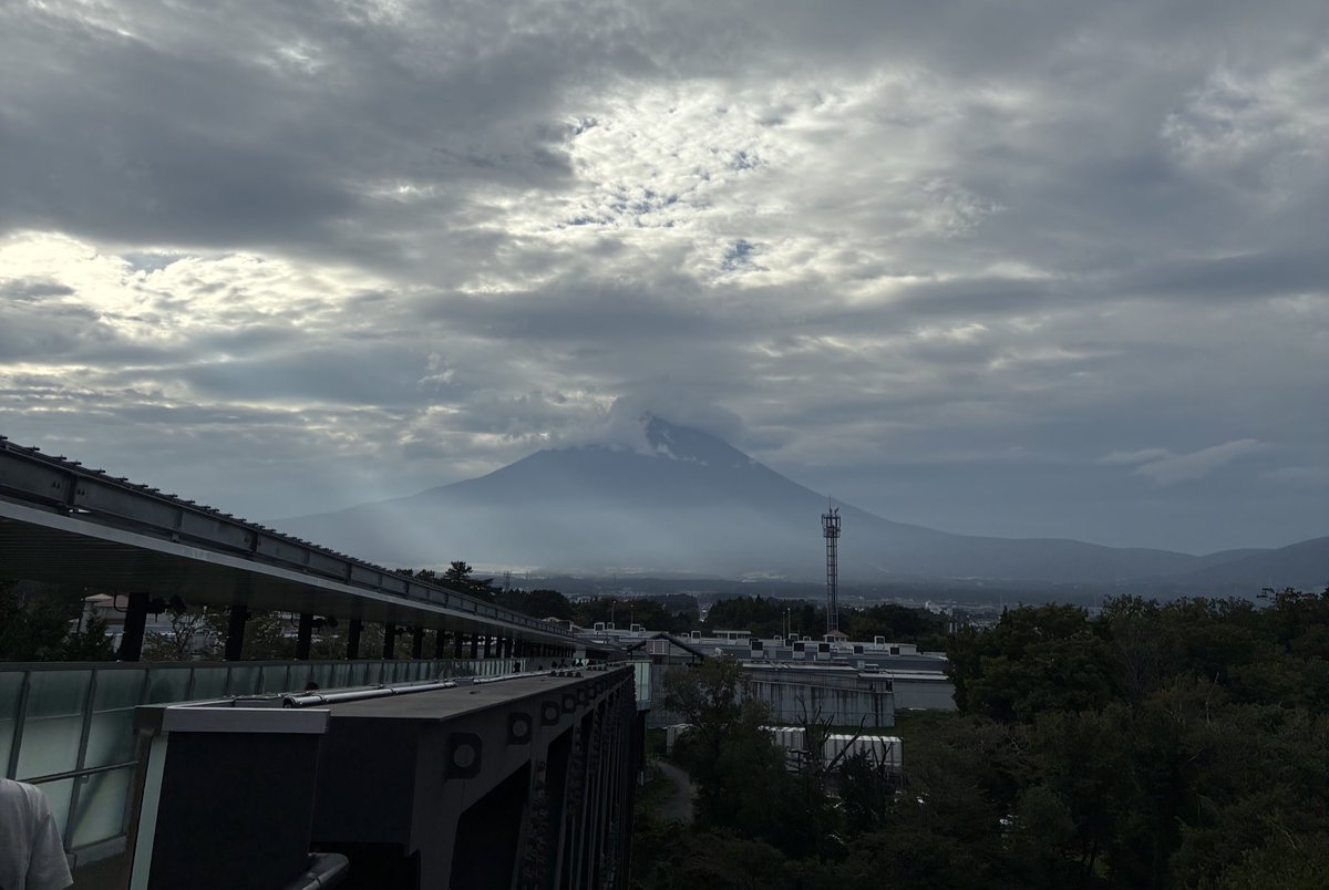 先日暇すぎたから
仕事の休息中にアウトレットへ
ウィンドーショッピングに
行ってみた！

天気はイマイチだったけど
涼しかったしいつもと違う角度の
富士山が見れたから良き♪

歩いて片道40分、、、
何やってんだか笑