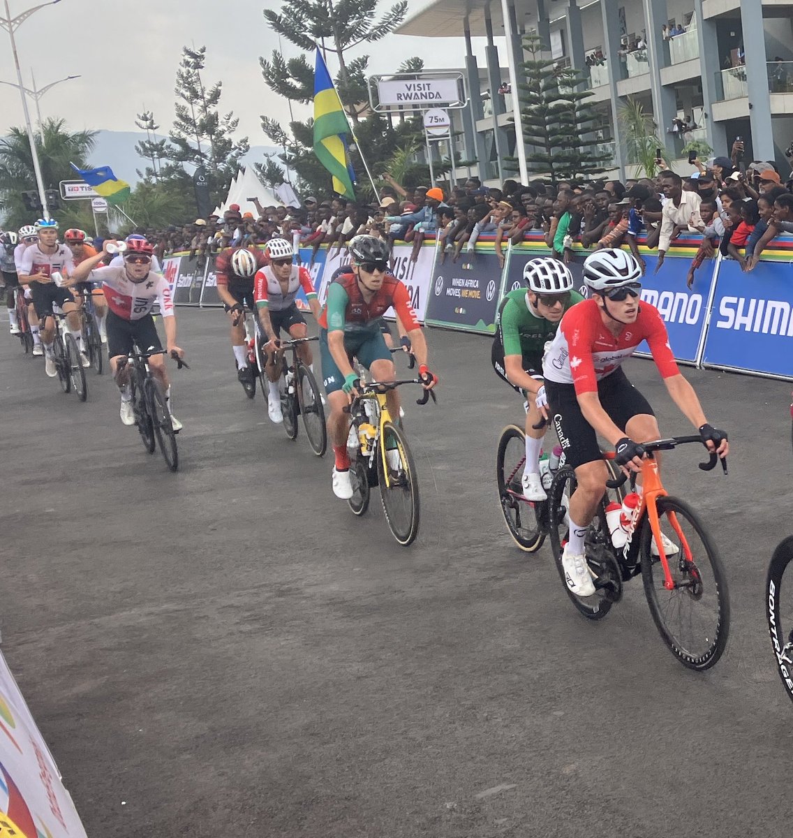 ⁦<a href="/EFprocycling/">EF Pro Cycling</a>⁩ Darren Rafferty looking super comfortable at the front #UCIKigali2025 #UCIWorldchakpionships2025 #UCIRwanda #Kigali2025