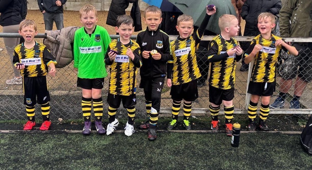 🎂 Our U7 Gold Madrid’s enjoying cupcakes for Noah’s birthday last weekend! 🐝
