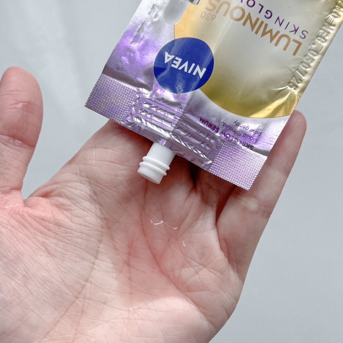 fhay_cotton_h's tweet photo. ใครที่เคยใช้ Vit C แล้วแสบผิว หรือรู้สึกว่าผิว ยังไม่ใส แนะนำให้ไปลอง Thiamidol ดูเลย เก่งกว่าเยอะ อย่างอันนี้ของ NIVEA คือดีมากกก คือลดพวกจุดด่างดำ รอยสิว ฝ้า กระ ถึง ต้นตอ เริ่ดดดด แล้วน้อง อ่อนโยนอะ นี่ใช้แล้วไม่แสบผิวด้วย เนื้อดี ไม่เหนียวหนึบ เหลวๆ ลง ผิวแล้วซึมอย่างไว! ที่สำคัญราคาดีมาก