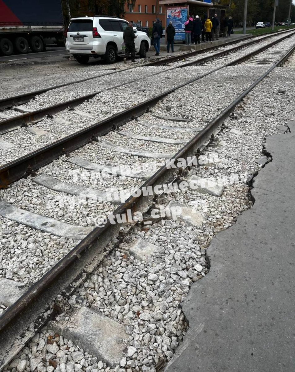 Хочется обратиться к администрации Пролетарского района, на улице Щегловская Засека проводили работы по ремонту трамвайных рельс. После ремонта тротуар,оставили в этом состоянии, прошло уже более двух недель, ситуация не меняется. Как ходить гулять с коляской?