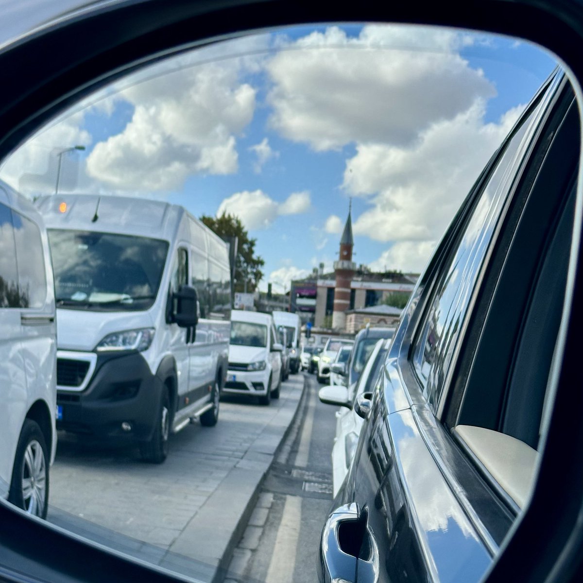 Kırmızı alan kaldırım. Bu alana araç parkına engel olamıyorsanız ispark yapın. <a href="/uskudarbld/">Üsküdar Belediyesi</a> <a href="/IBBcozummerkezi/">İBB Çözüm Merkezi</a> <a href="/TC_istanbul/">TC İstanbul Valiliği</a> <a href="/gul_davut/">Davut GÜL</a>