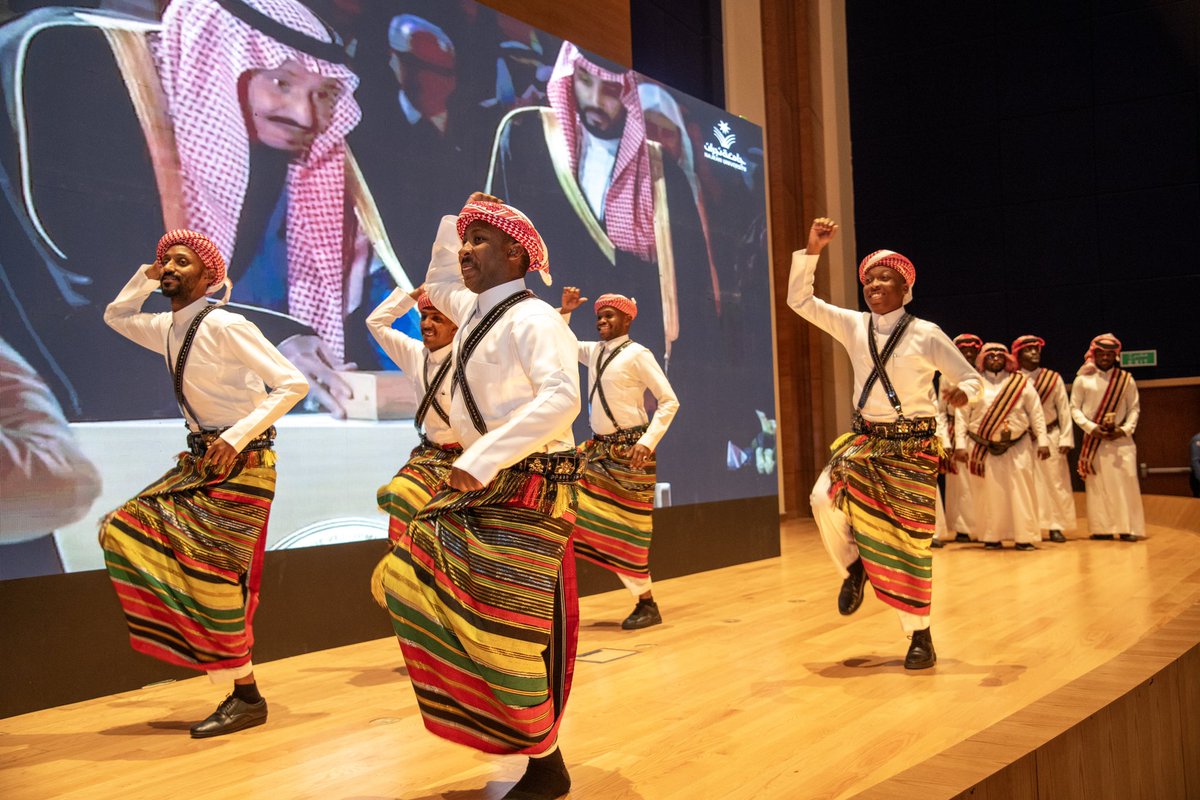 Najran_Univers's tweet photo. وسط أجواء وطنية وحضور جماهيري كبير..

احتضنت مسارح #جامعة_نجران احتفالات #اليوم_الوطني_السعودي_95 تحت شعار #عزنا_بطبعنا، برعاية رئيس الجامعة وحضور القيادات والمنسوبين والطلاب والطالبات (عبر البث المباشر).
وقد تحولت القاعات إلى كرنفال وطني بهيج، تن��ّعت فقراته بين أعمال فنية وثقافية وعروض طلابية ومبادرات مجتمعية، عكست قيم الولاء والانتماء، ورسخت في الأذهان ما يحمله هذا اليوم من رمزية خالدة في تاريخ الوطن ووجدان أبنائه. 🧵