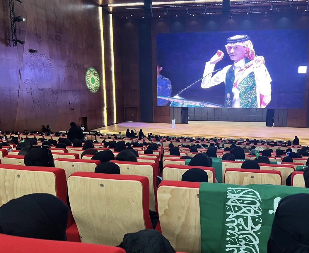 Najran_Univers's tweet photo. وسط أجواء وطنية وحضور جماهيري كبير..

احتضنت مسارح #جامعة_نجران احتفالات #اليوم_الوطني_السعودي_95 تحت شعار #عزنا_بطبعنا، برعاية رئيس الجامعة وحضور القيادات والمنسوبين والطلاب والطالبات (عبر البث المباشر).
وقد تحولت القاعات إلى كرنفال وطني بهيج، تن��ّعت فقراته بين أعمال فنية وثقافية وعروض طلابية ومبادرات مجتمعية، عكست قيم الولاء والانتماء، ورسخت في الأذهان ما يحمله هذا اليوم من رمزية خالدة في تاريخ الوطن ووجدان أبنائه. 🧵