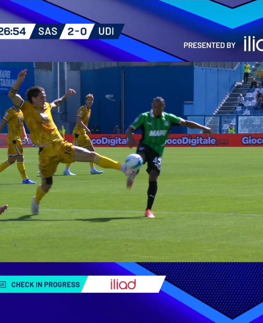 DanieleRodia's tweet photo. Continua lo show dei record in Serie A: in #SassuoloUdinese, #Laurentiè calcia il piede di #Zaniolo ma #Perenzoni revoca il rigore dopo revisione al #Var 🤣 https://t.co/GqQRlCqSpx