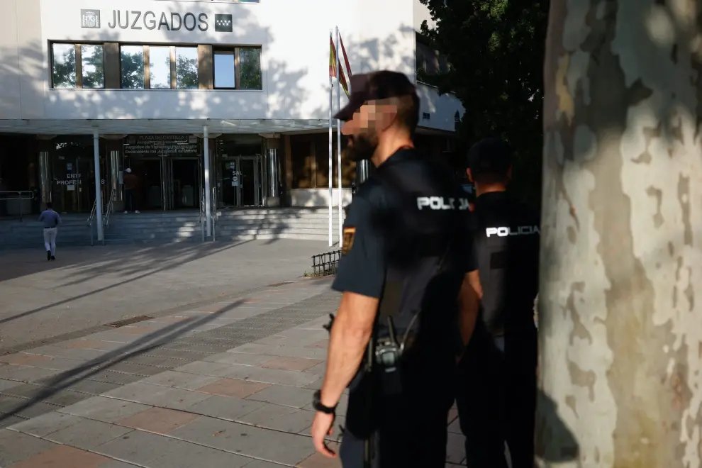 veintimillapie's tweet photo. Que a Begoña, la cite el Juez, solicite entrar a los juzgado por el garaje, que se establezca un dispositivo policial de protección y que luego no se presente, estará en su derecho, pero se ha reído de la justicia, de la policía y de toda España, debe pagar los gastos ocasionados https://t.co/ah4rGZsNpy
