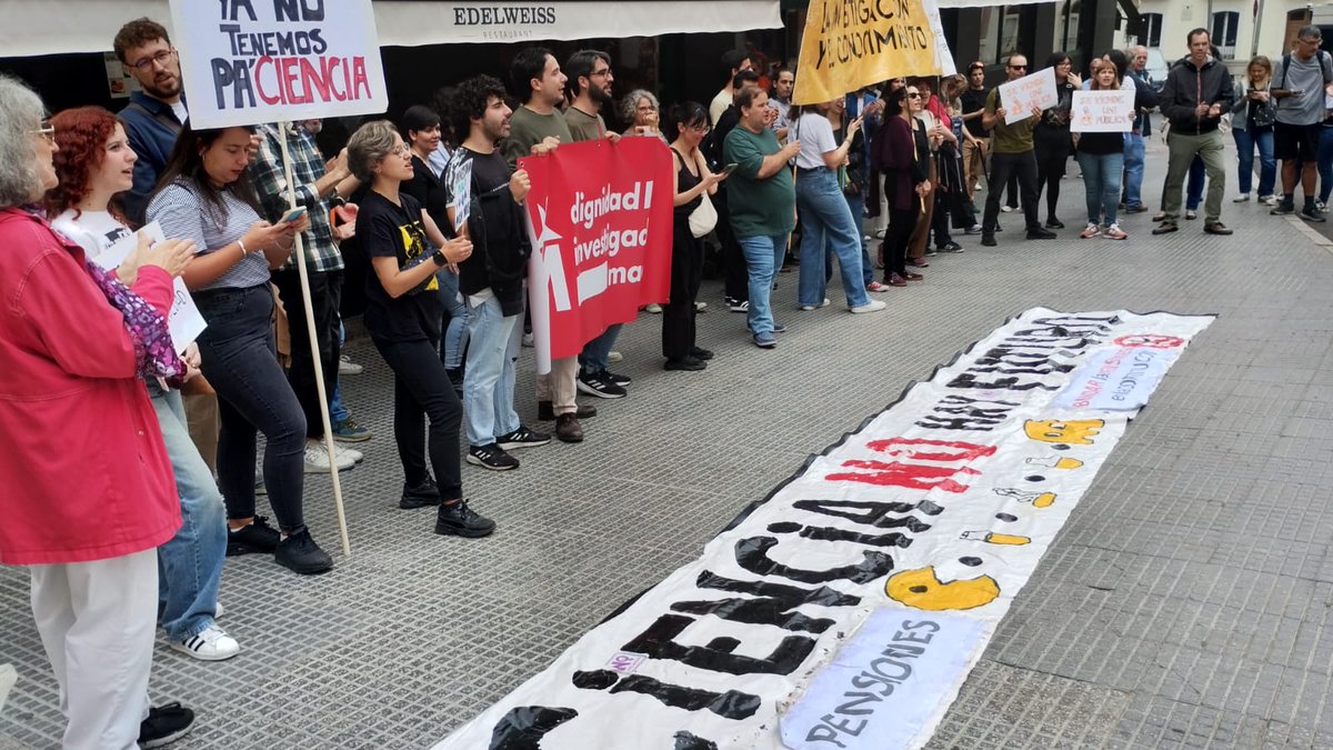 💛+💙 Este fin de semana celebramos os 25 anos de <a href="/FJIprecarios/">FJI-PRECARIAS</a>, a quen lle debemos moitos logros acadados na ciencia nestes 5 lustros. Hoxe participamos na concentración fronte o <a href="/Congreso_Es/">Congreso</a> para esixir que se cumpra o #PactoXLaCiencia