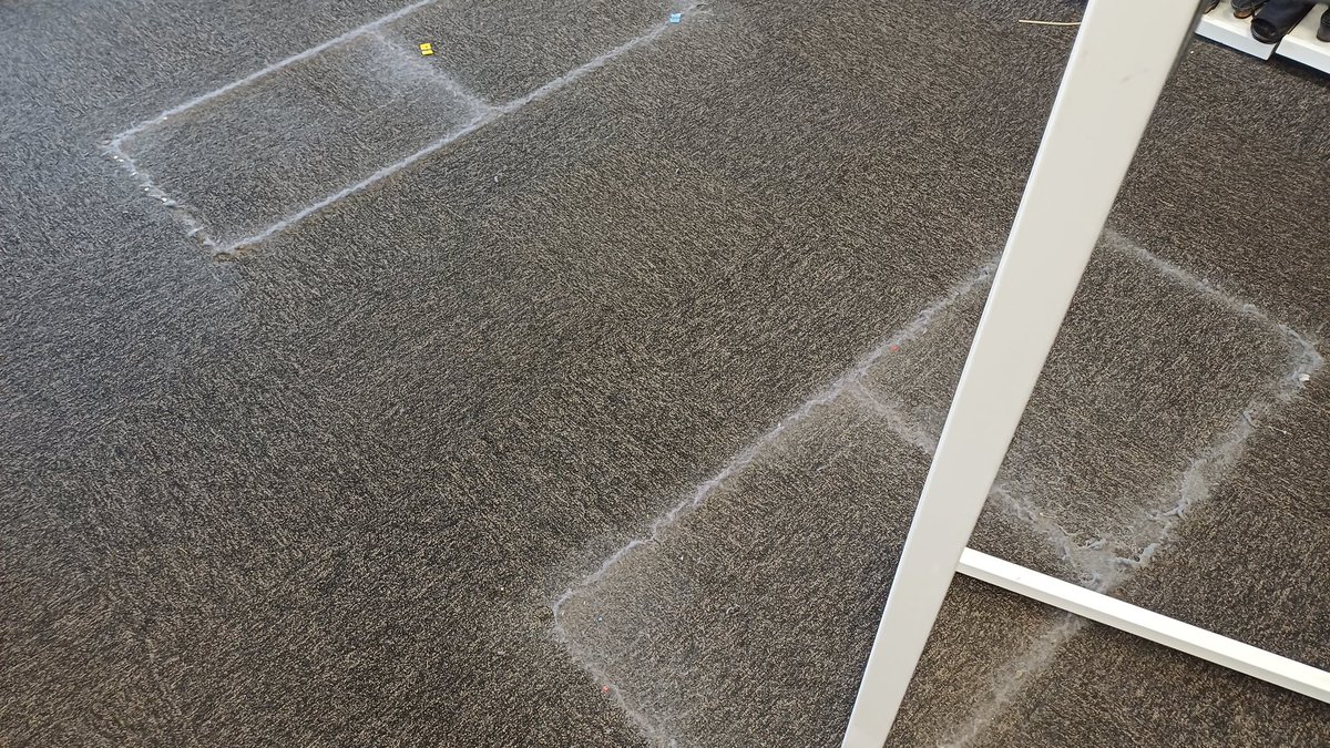 takeiteasy00000's tweet photo. the carpet used to be a different colour ten years ago https://t.co/UVtqUGsttv