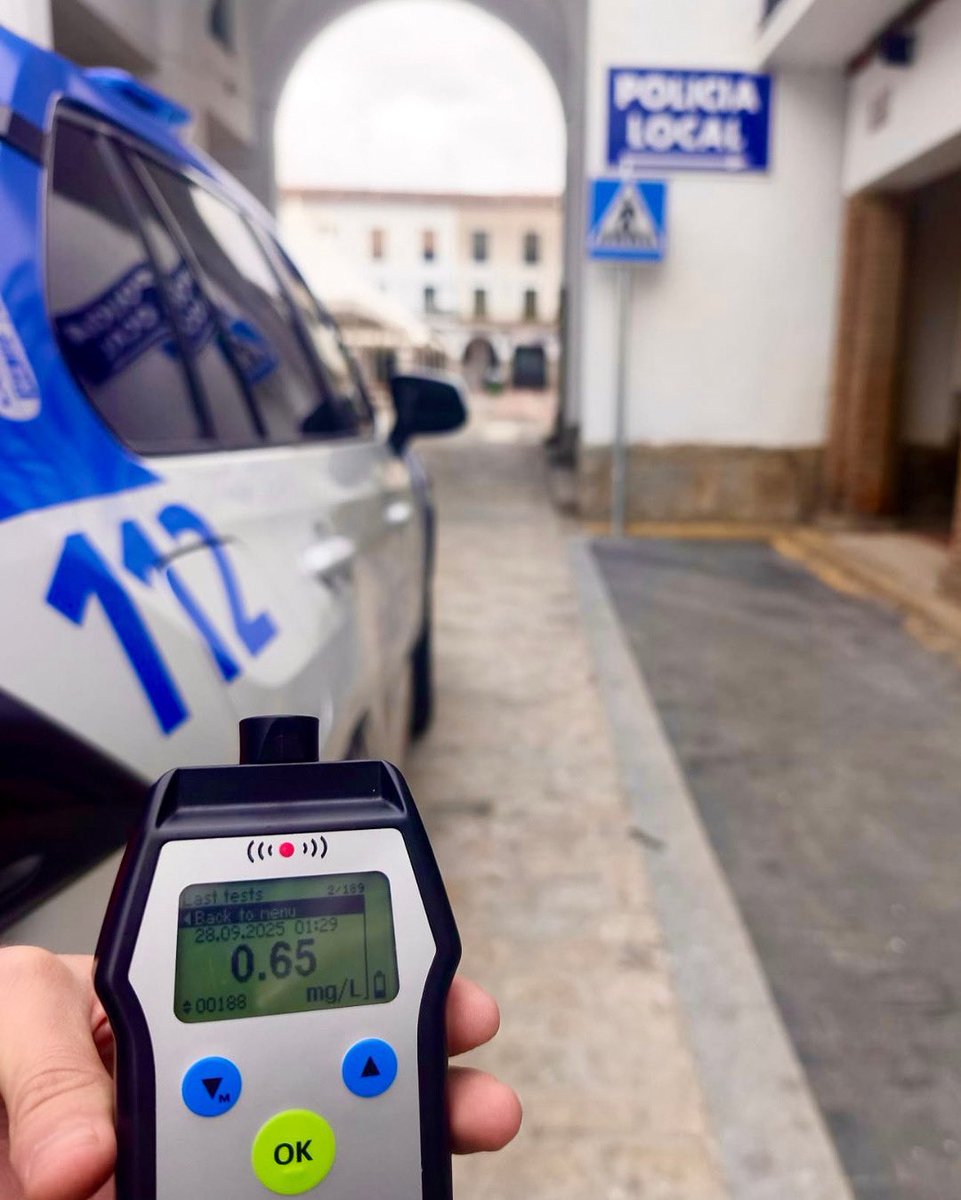 Durante el turno de noche 🌙 , nuestros 👮‍♂️ fueron alertados de la presencia de un vehículo, conducido de forma negligente 🚗 💨. Una vez interceptado, su conductor arrojó una tasa de alcohol superior a la doble de la permitida. Resultado 🟰 1000 💶 ➖ 6 ptos. y 🚗 inmovilizado