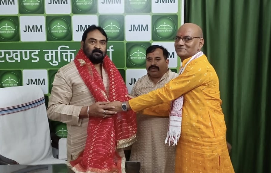 आज केंद्रीय कार्यालय मे शारदीय नवरात्र के अवसर पर कोकर दुर्गा पूजा समिति एवं चंद्रवंशी दुर्गा मंदिर ट्रस्ट, पहाड़ी मंदिर रांची के सदस्यों द्वारा आमंत्रण मिला। साथ ही झामुमो लोहरदगा जिला की ओर से स्मृति शेष दिशाेम गुरु श्री शिबू सोरेन जी का स्मृतिचिन्ह प्राप्त हुआ।

समितियों