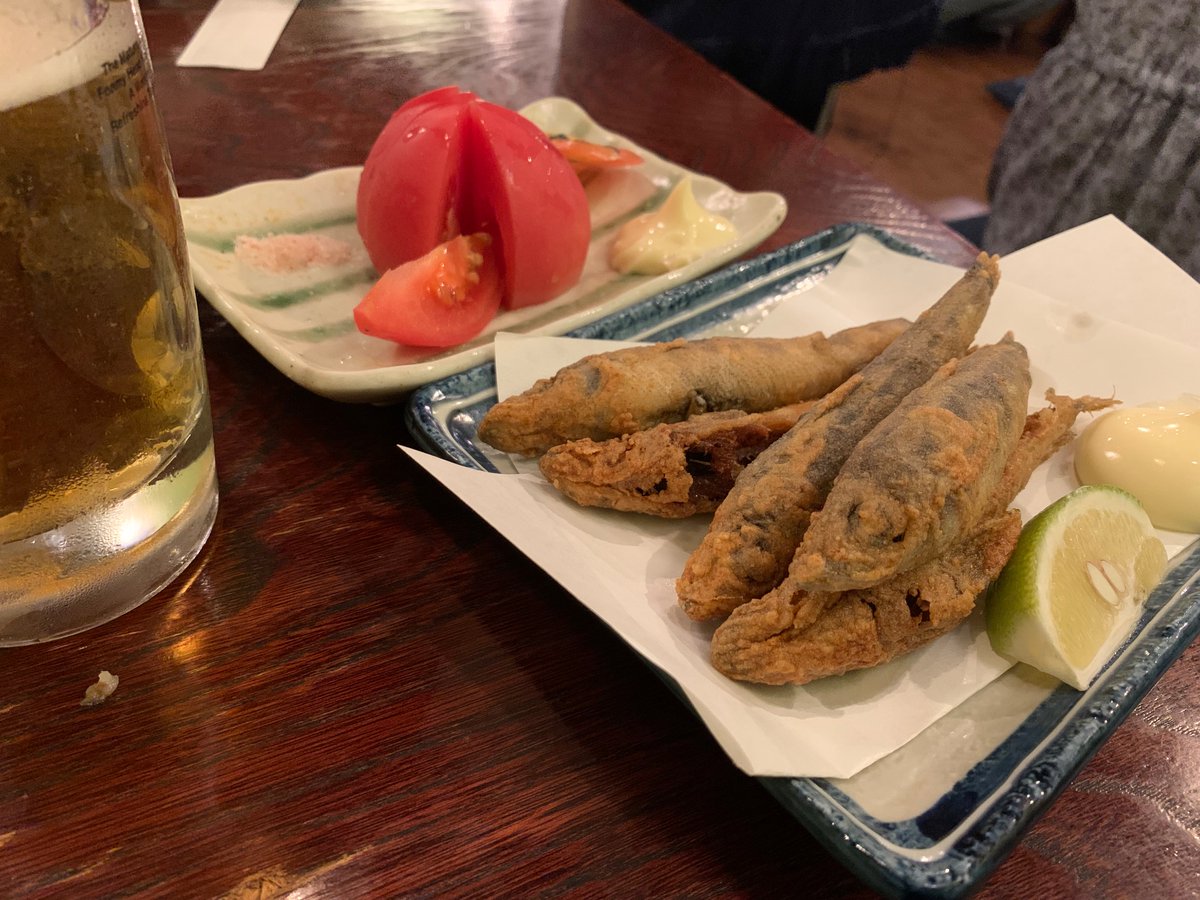 今宵の酒場ご飯はメヒカリの唐揚げと冷やしトマトからスタート。良き良き。