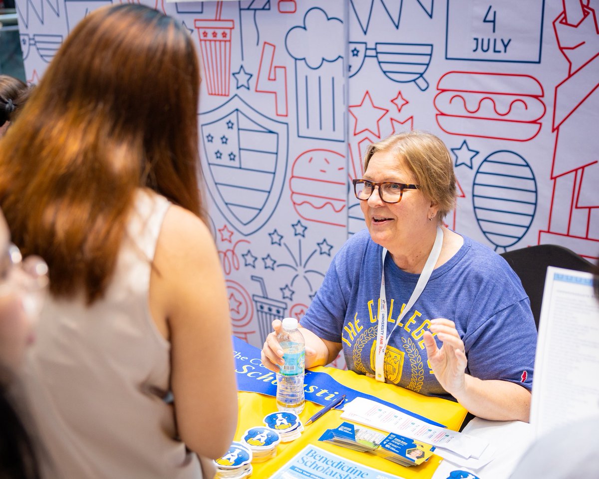 USEmbassyPH's tweet image. Thank you to the students and parents who joined the EducationUSA University Fair 2025 and explored admissions, scholarships, and campus life with 🇺🇸 school representatives. We’re cheering you on every step of your #StudyWithUS journey! 🇺🇸🎓✨