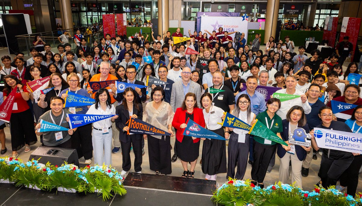 USEmbassyPH's tweet image. Thank you to the students and parents who joined the EducationUSA University Fair 2025 and explored admissions, scholarships, and campus life with 🇺🇸 school representatives. We’re cheering you on every step of your #StudyWithUS journey! 🇺🇸🎓✨