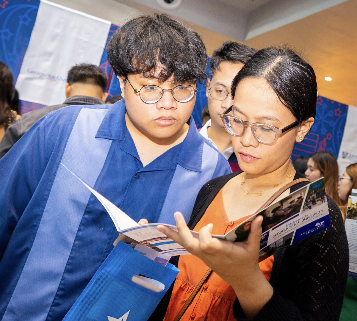 USEmbassyPH's tweet image. Thank you to the students and parents who joined the EducationUSA University Fair 2025 and explored admissions, scholarships, and campus life with 🇺🇸 school representatives. We’re cheering you on every step of your #StudyWithUS journey! 🇺🇸🎓✨