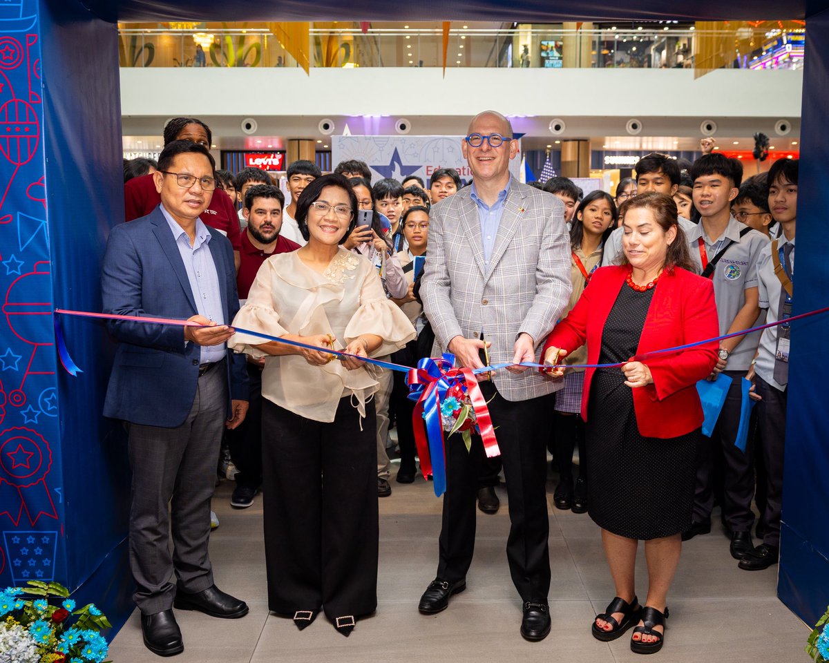 USEmbassyPH's tweet image. Thank you to the students and parents who joined the EducationUSA University Fair 2025 and explored admissions, scholarships, and campus life with 🇺🇸 school representatives. We’re cheering you on every step of your #StudyWithUS journey! 🇺🇸🎓✨