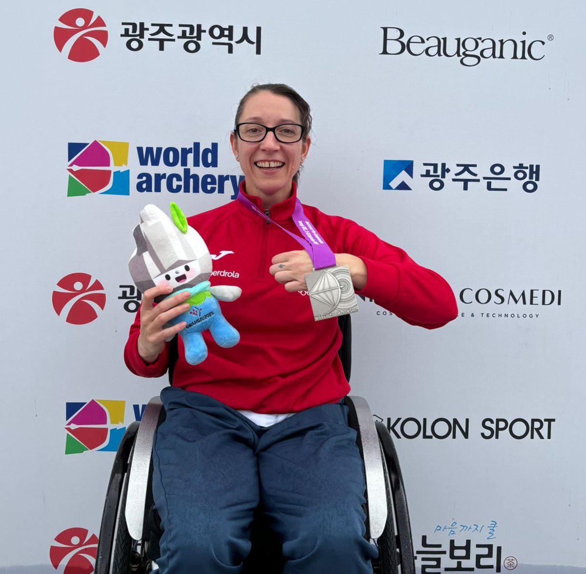 ¡Un auténtico 𝐞𝐣𝐞𝐦𝐩𝐥𝐨!

🥈 Isabel Fernández se proclama subcampeona del mundo en tiro con arco en la categoría W1.

🤩 Un logro para enmarcar, en su primer año en el equipo nacional.

👏🏼 Enhorabuena, Isabel.