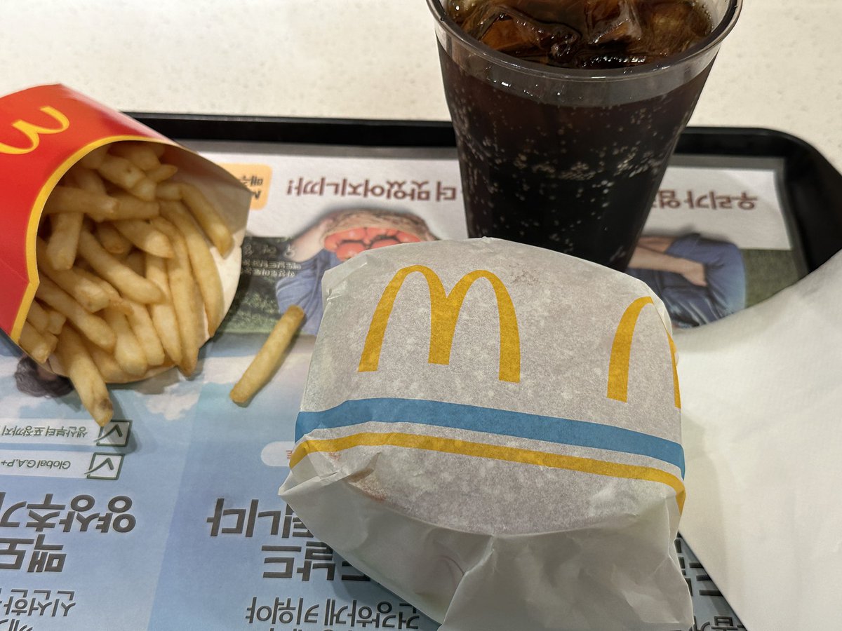 종나 배고파서 마끄리씨 (맞나?) 맥날 햄버거 먹으러 옴
고기 개많아서 스탠딩에서 갈아넣은 체력 회복 됨 꺄륵