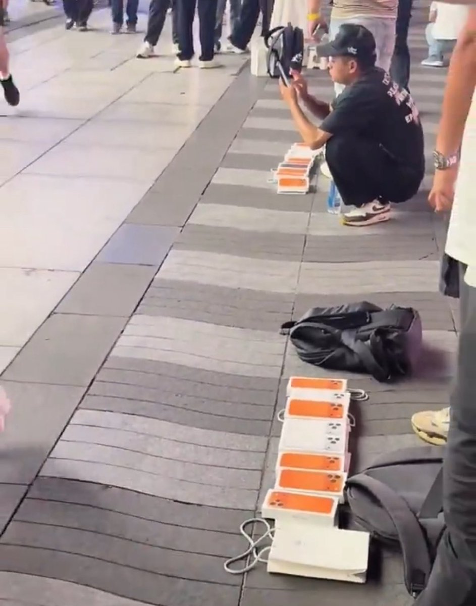 pipipi32651's tweet image. 中国でついに🍎が路上販売へ
ワイらの未来の就職先😭
林檎農家(収穫したて露店販売🧑🌾)