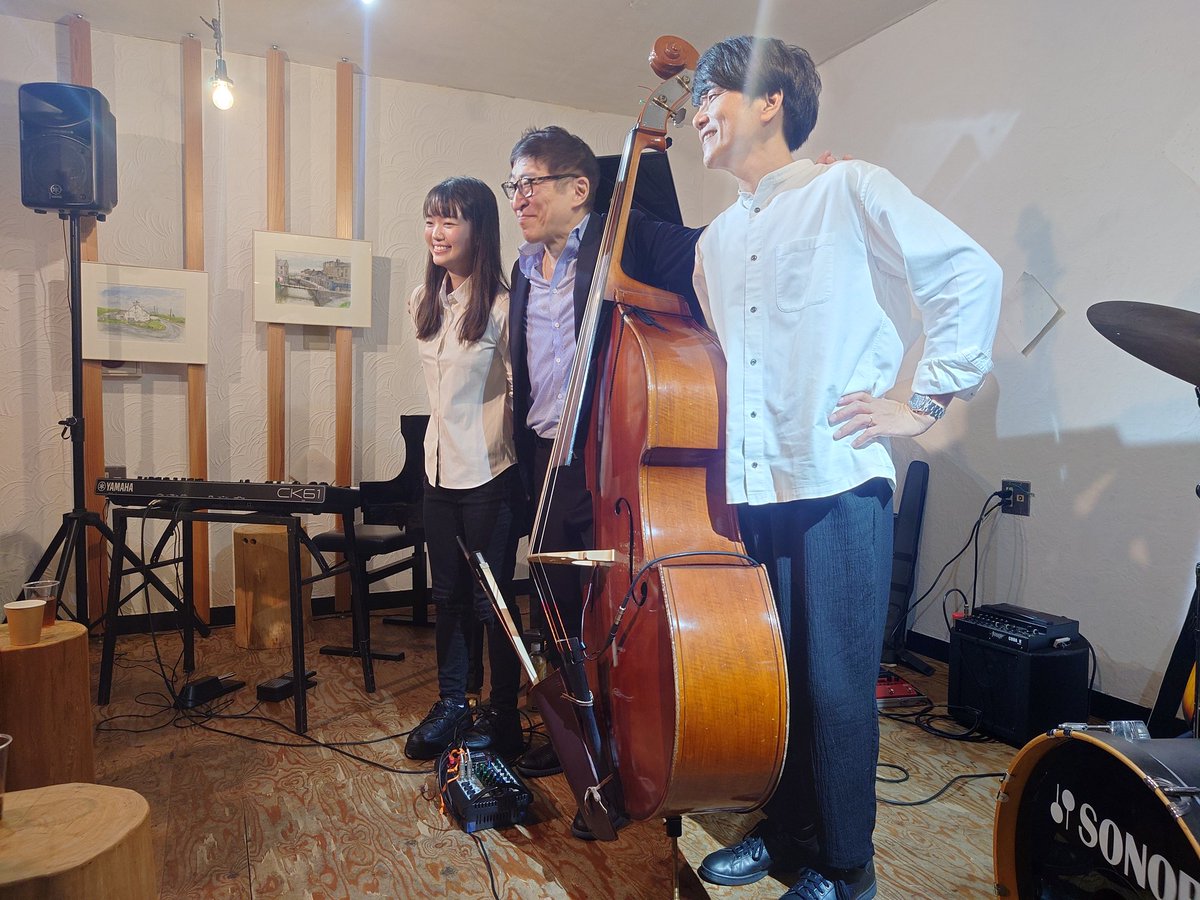 nekoteam2015's tweet image. 今日は、医療生協で歌った後に
中村健吾 US Threeのジャズライブに行ってきました。
さすがプロの演奏はかっこ良かったです。
帰りに、モスバーガーの灯りに引き寄せられて今日沢山買ってしまった。。。
明日から痩せるし。。

#カフェサロンカプリ
#モスバーガー
#中村健吾