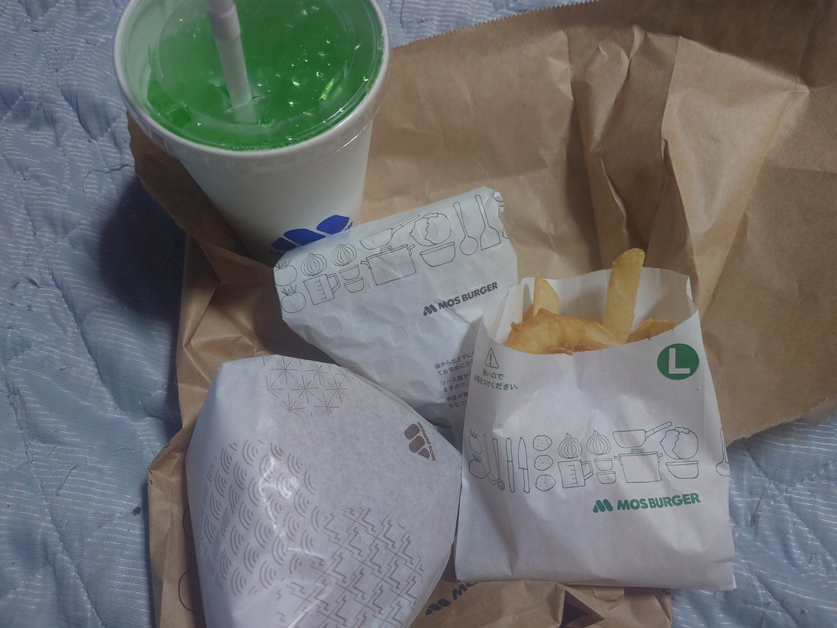 nekoteam2015's tweet image. 今日は、医療生協で歌った後に
中村健吾 US Threeのジャズライブに行ってきました。
さすがプロの演奏はかっこ良かったです。
帰りに、モスバーガーの灯りに引き寄せられて今日沢山買ってしまった。。。
明日から痩せるし。。

#カフェサロンカプリ
#モスバーガー
#中村健吾