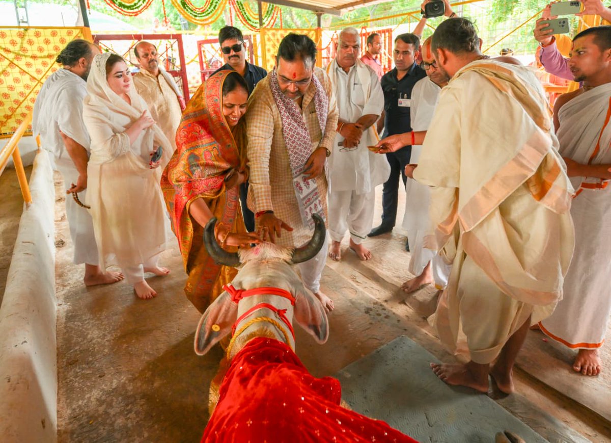 डीग स्थित श्रीजड़खोर गोधाम में आयोजित श्रीकृष्ण–बलराम गो–आराधन महोत्सव में परम पूज्य जगद्गुरु द्वाराचार्य मलूक पीठाधीश्वर डॉ. राजेन्द्र दास देवाचार्य जी महाराज के मुखारविंद से श्रीमद्भागवत कथा को सुनकर उपस्थित श्रद्धालुओं को संबोधित किया। इस पावन अवसर पर श्रद्धाभाव से पूज्य गौ