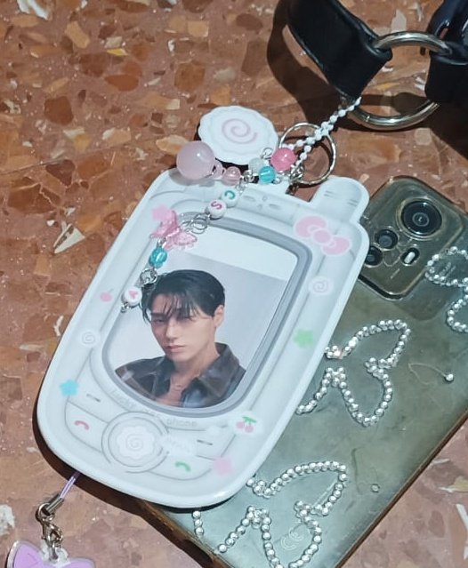 #MusikBank #MusikBankLisbon
We lost this photocard holder and charm in General Standing at Mubank Lisbon, please if someone found at least the charm, it's very precious to us :(