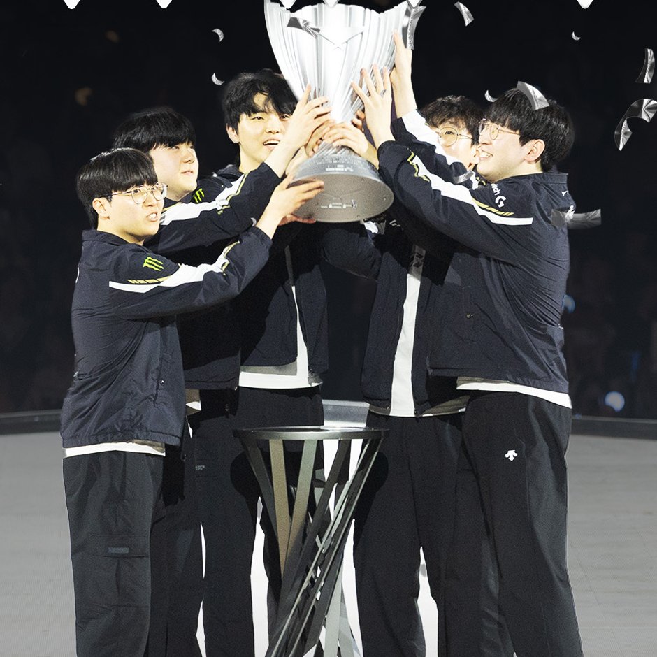 HK5News's tweet photo. GenG é a grande campeã da LCK! 🏆

Após uma partida contra a HLE, a GenG se consagra como hexa campeã da LCK, garantindo a seed 1 no mundial e o troféu.

A GenG só perdeu para duas equipes nessa jornada, sendo eles a T1 e a KT https://t.co/qt9O4imVvP