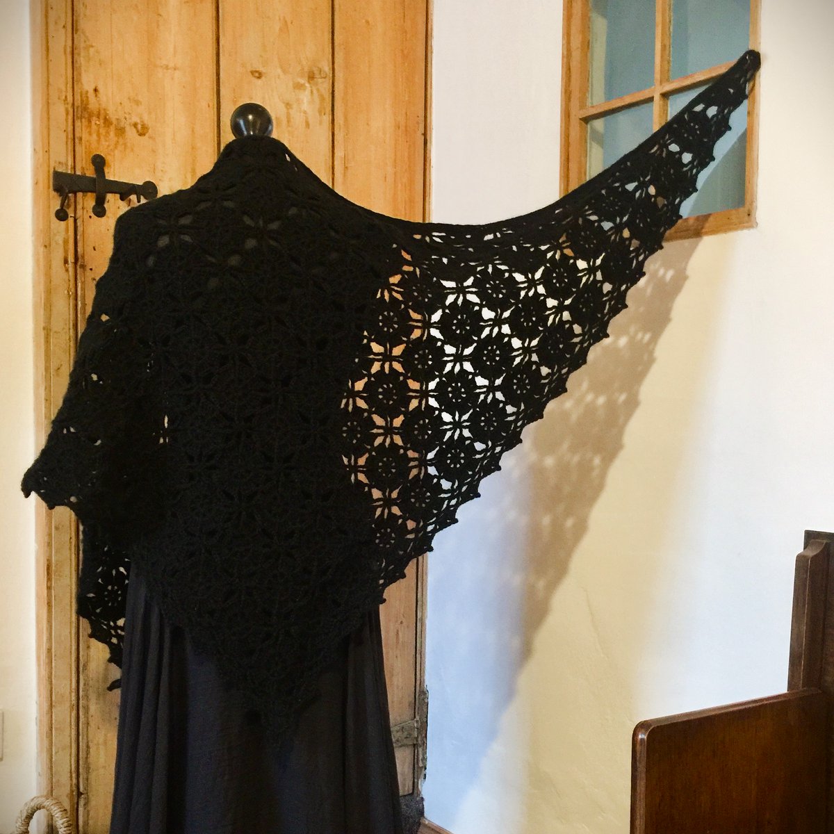 Because ... Samhain is coming! 🧙‍♀️🖤🕸
A classic soft, warm, witchy shawl - new on Etsy today.
etsy.com/uk/listing/437…

#Samhain #Samhainiscoming #Witchyvibes #Halloween #Spookyseason #seasonofthewitch #gothicwitch #darkmagic #darkcottagecore #cottagewitch #handmadewithlove