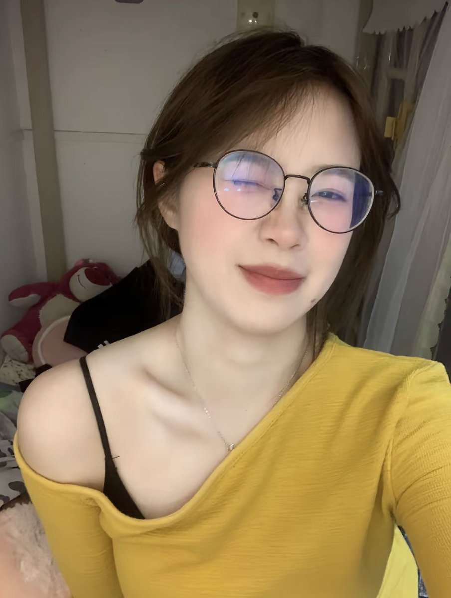 『最爱眼镜妹第299期』［原创］我累了，随缘更新，好久不见粉丝破万了😂谢谢大家支持。
评分：9.3😍
＃自信女人 ＃眼镜妹 ＃眼镜控 ＃反差 ＃清纯女大 ＃眼镜女生 ＃有点东西 ＃好身材 ＃反差婊 ＃小清新