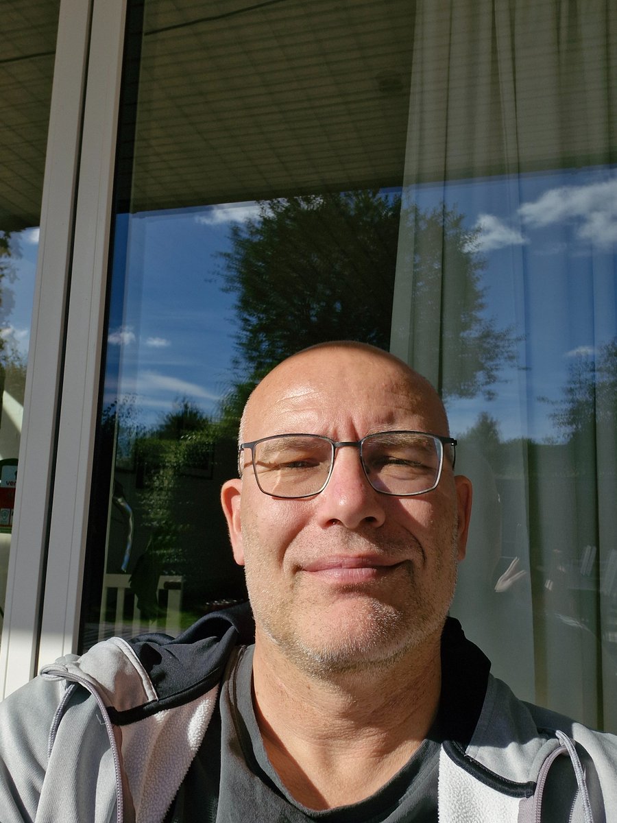 CLV7100's tweet photo. Enjoying a beautiful sunday outside in the sun - doing absolutely nothing.. Would you like to join me doing nothing?💋💋 https://t.co/UvDs0MvISq