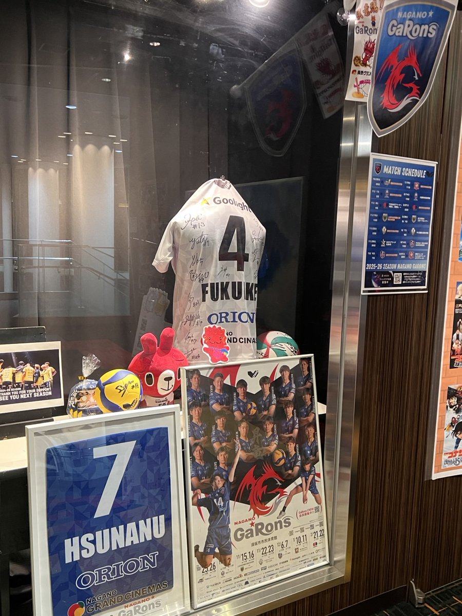 n_grandcinemas's tweet photo. 地元 #バレーボール チーム「長野☆GaRons」の今シーズンポスターが届きました✨本日より、館内2カ所で掲出開始!
2階には特別展示スペースと合わせ、今期の試合日程も展示中! ぜひ会場で、熱いプレーと迫力の試合を体感してください🔥
📣みんなで #GaRons を応援しよう!
#須坂 #長野 #ガロンズ https://t.co/uXkB9AqqFE