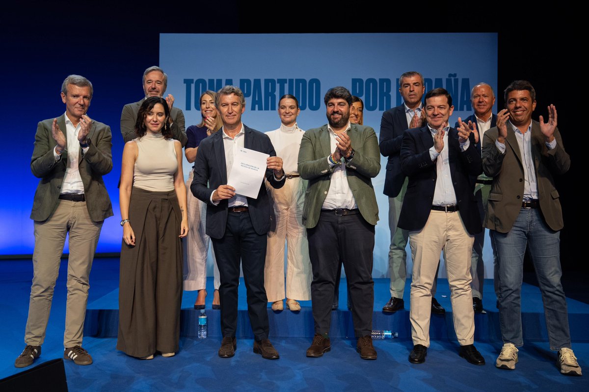 PPRMurcia's tweet photo. 📃La Declaración de Murcia apuesta por una inmigración legal y ordenada y un Pacto Nacional del Agua que acabe con los enfrentamientos

🔵Frente al desgobierno y el caos de Pedro Sánchez, la España gobernada por el @ppopular funciona

@LopezMirasF 

🔗https://t.co/U5sEn365GT https://t.co/eLEge2NSJI