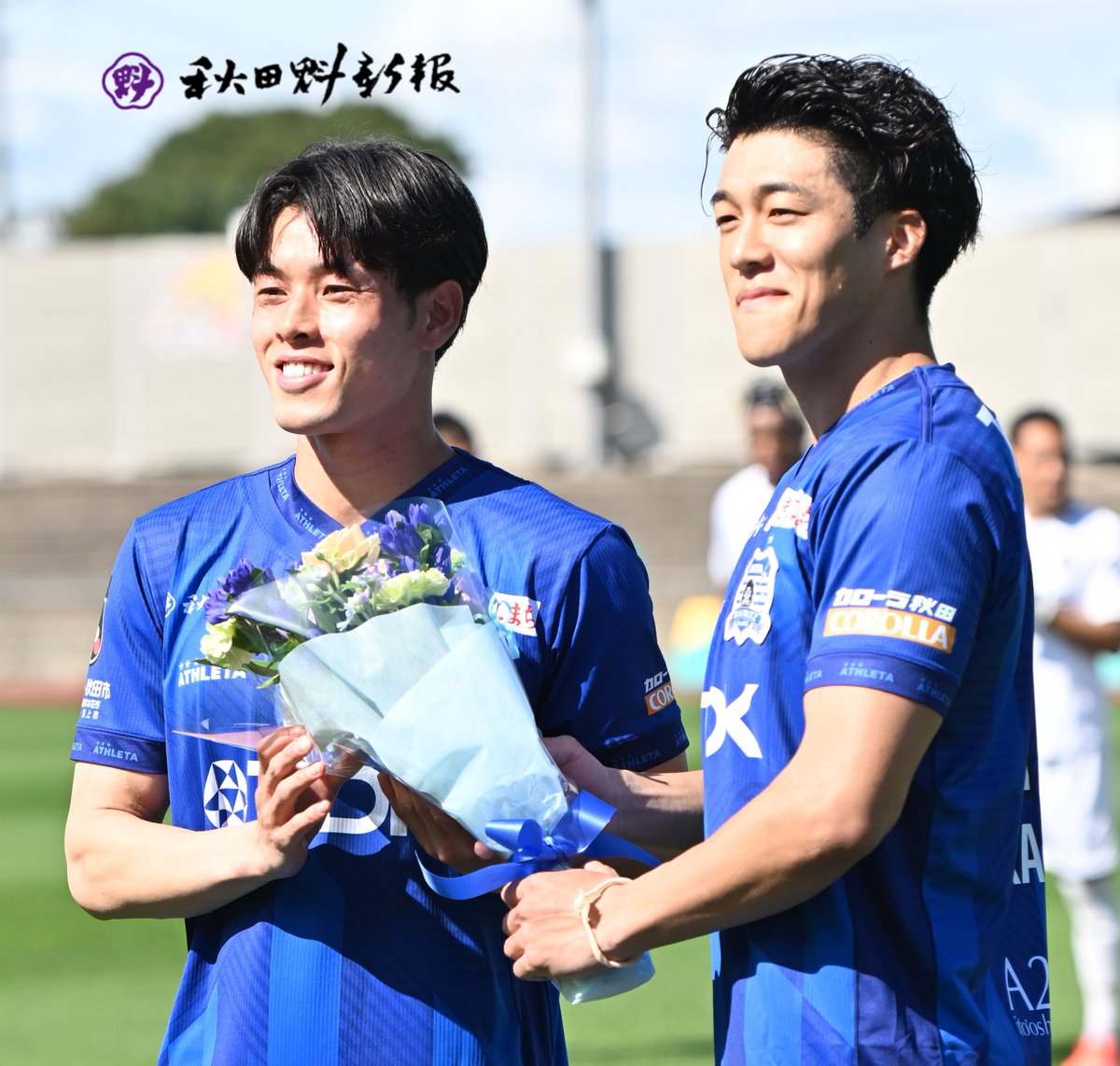 長崎戦前、#梶谷政仁 選手の通算100試合セレモニーを実施。広報さんが花束を持っており「もしや...」と思ったら、やはり親友の #佐藤大樹 選手がプレゼンター。
秋田だけでJ2・100試合出場は通算5人目で、通算シュート数は歴代１位。これからも記録更新、期待します。
#ブラウブリッツ秋田 #秋田魁新報