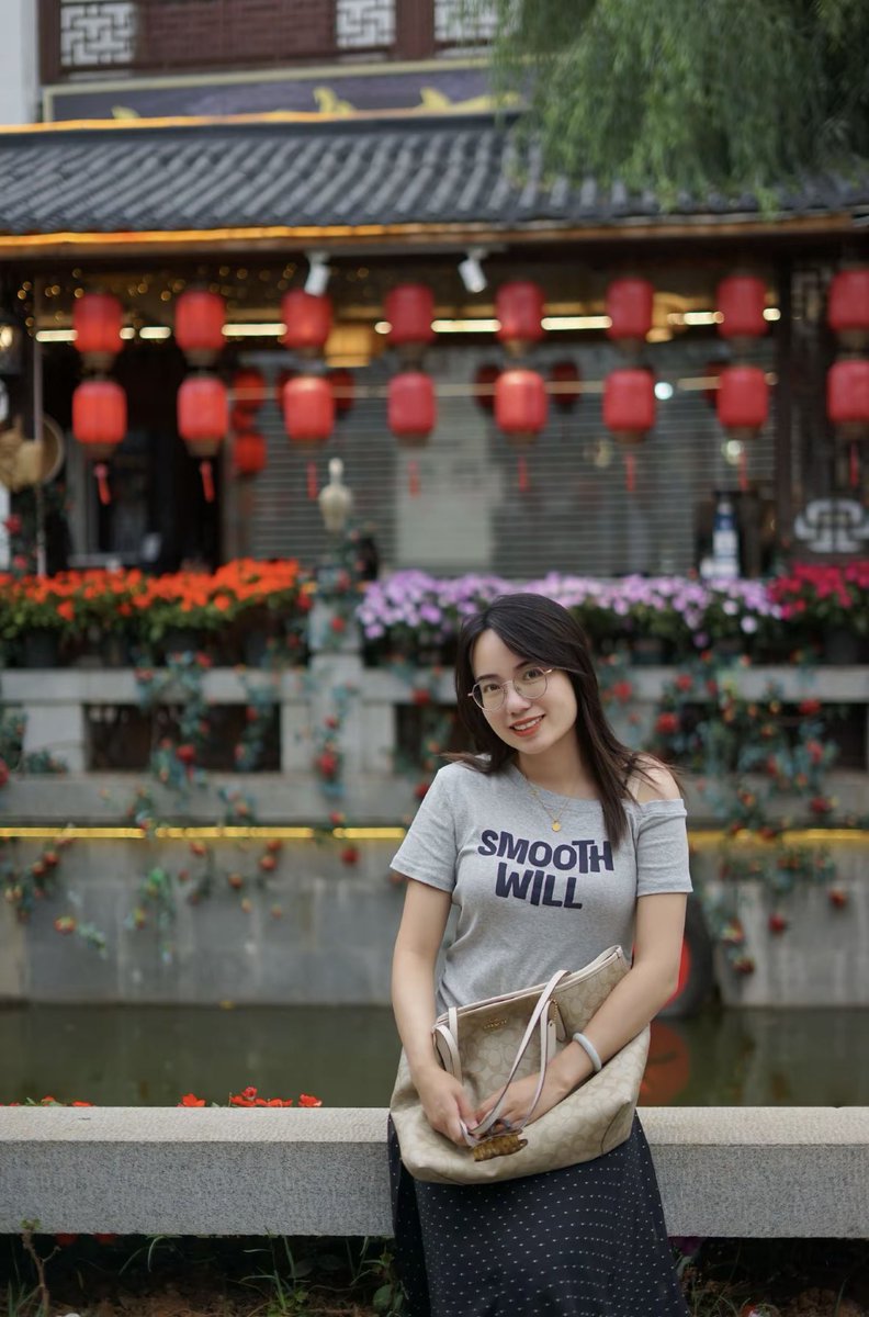 『最爱眼镜妹第300期』［原创］有这样的老师，你会故意犯错吗？
评分：9.1💞
＃自信女人 ＃眼镜妹 ＃眼镜控 ＃反差 ＃清纯女大 ＃眼镜女生 ＃有点东西 ＃好身材 ＃反差婊 ＃小清新