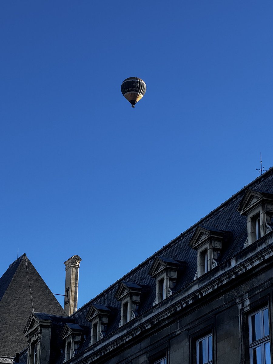 Se poser en plein centre de ⁦<a href="/VilledeReims/">Ville de Reims</a>⁩ au soleil et être sous une nuée de montgolfières 🎉Moment suspendu …