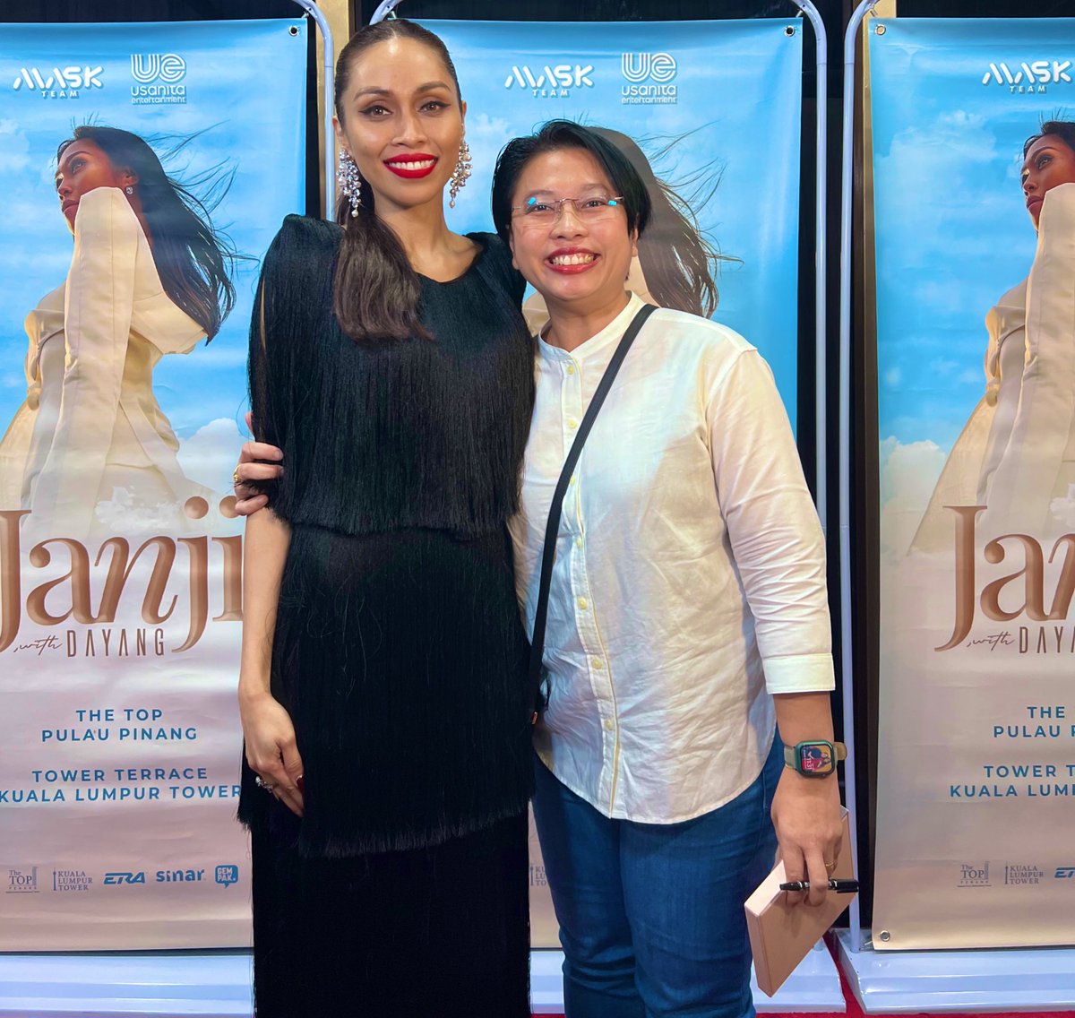 mimi_enaz's tweet photo. Happiness is when U met ur fav songstress one and only Queen of R&B @DayangNurfaizah ❤️❤️❤️😍 #Janji #TowerKLShowcase #QueenD https://t.co/vExoN1ca45