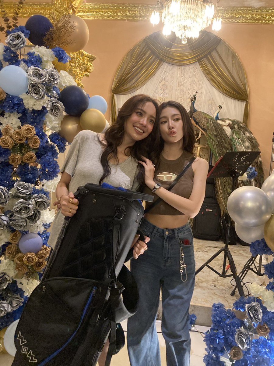 GzattaTZ's tweet image. มีเด็กมาส่งของขวัญให้พี่คนสวยหรอเนี่ย 🤭🎂

BDAY MAGIC WITH PATCHAPLOY 28
#PatchaBirthdayFanCafe2025
 #พัดชาพลอย #Patchaploy #แน็กพัด