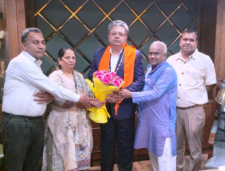 Members of the Agrasen Parivar Milan Sangh Ludhiana felicitated Dr Anirudh Gupta and invited him to preside over the Agrasen Jayanti event and honour the prominent personalities contributing to the society.
