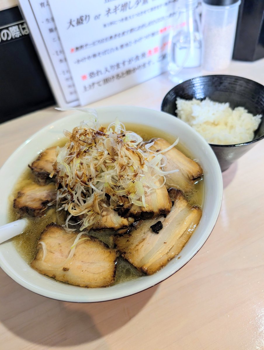 日曜出勤したこの日は自分へのご褒美飯で一途さんの焼豚中華そば☺️☺️☺️
お肉10枚の贅沢ラーメンに白飯がマスト♥ご主人が丁寧に作ってくれるので時間に余裕を持って行きましょう😋