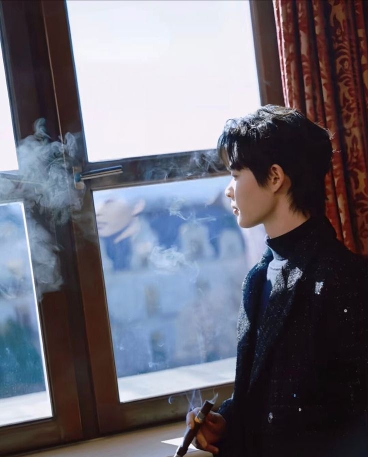 lkechun's tweet photo. 光和烟混在一起，好像时间停了一下… 开玩笑啦，香烟只是假道具而已。 https://t.co/KeKvfY7GjJ